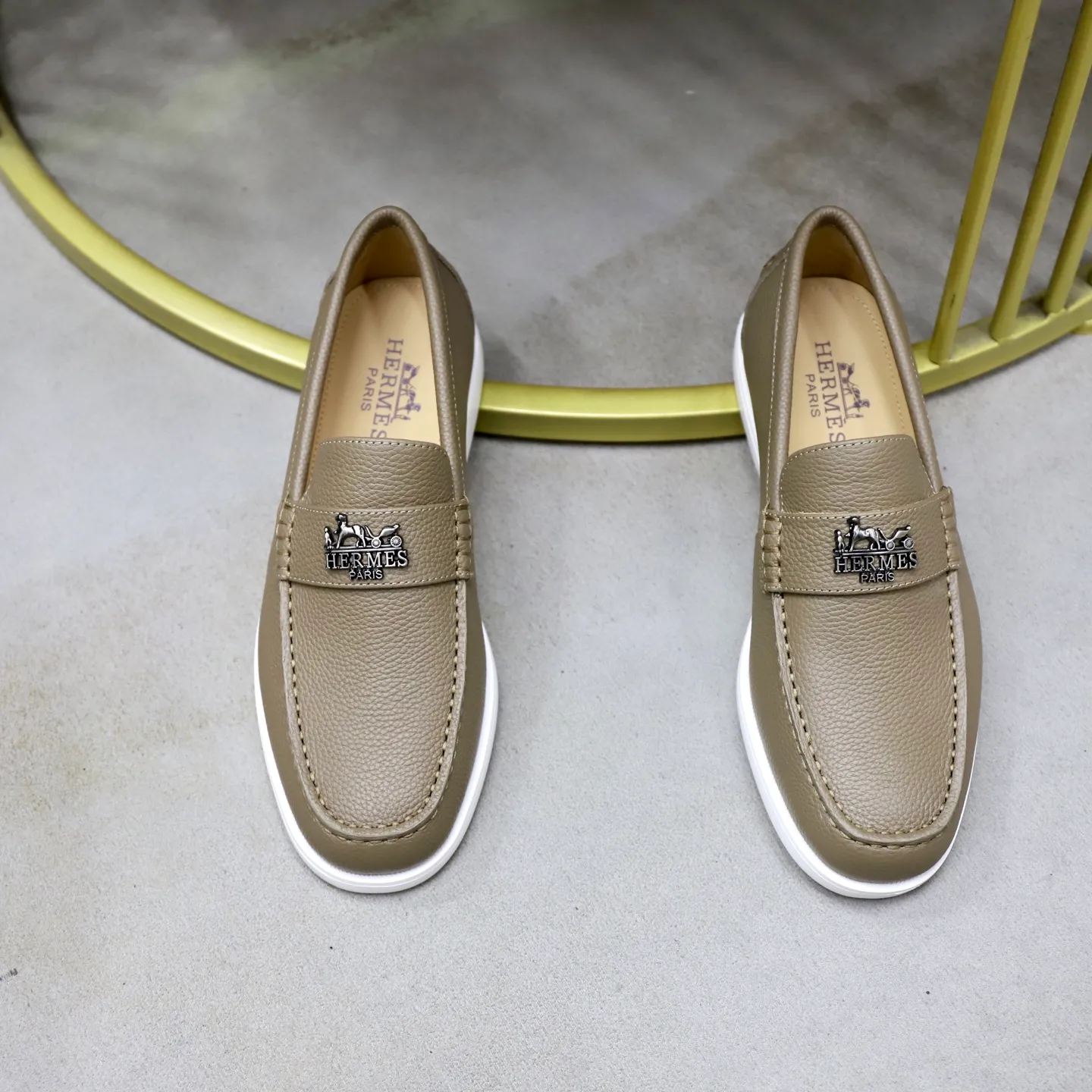Ex-factory price: 560💰Hermès/Hermès slip-on men's shoes. This shoe is made of imported pebbled cowhide. It has simple and smooth lines and is combined with aerodynamically designed 3CM rubber foam ultra-light soles! Youthful and fashionable, classic H-shaped hardware buckle decoration, calf lining gently wraps the feet, with logo cowhide feet, casual and urban style, highlighting youthful vitality, sports and leisure version, super versatile, code number: 38-39-40-41-42-43-44 standard leather shoe size (45 can be customized but does not support returns)